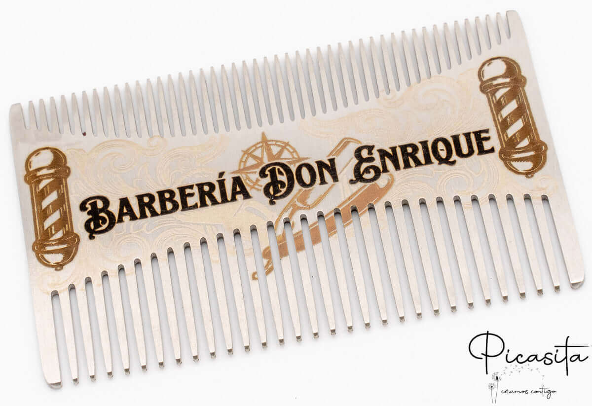Peine de metal personalizado con grabado láser de alta precisión, ideal para el cuidado profesional de la barba.
