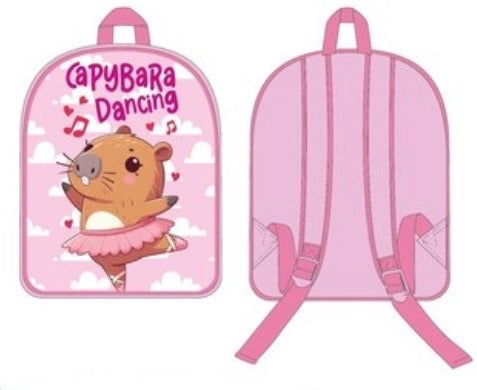 Mochila infantil rosa con ilustración de capibara con tutú bailando entre nubes y notas musicales.