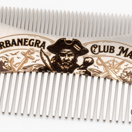 Peine de metal personalizado con diseño de pirata y texto Barbanegras Club Madrid.