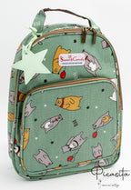 Mochila de color verde con dibujos de osos y globos rojos con detalle de estrella.