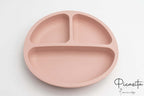 Plato de silicona en tono rosa palo con tres compartimentos para bebés.
