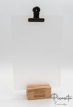 Tischaufsteller mit Buchenholzbasis, transparenten Acrylplatten und dunkler Metallklammer