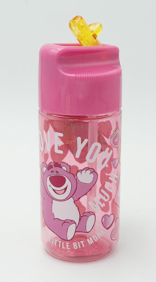 Botella rosa translúcida de Lotso Toy Story con pajita amarilla y nombre grabado en la tapa.