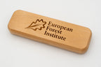 Geschlossenes Etui mit graviertem Logo auf dem Deckel.