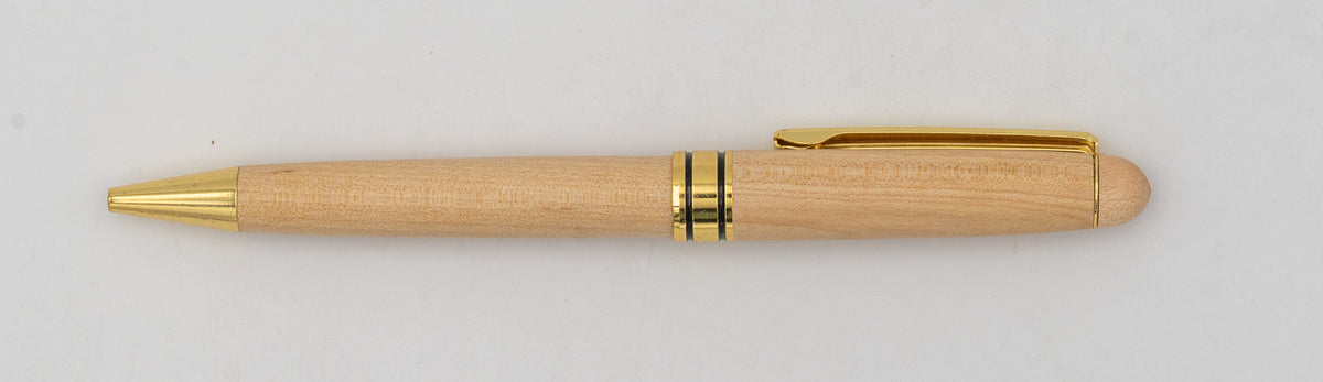 Bolígrafo de madera clara sin tapa, con punta y clip dorados y anillos negros.