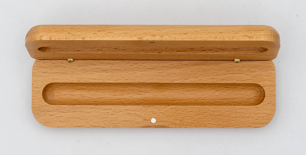 Estuche de madera de haya abierto con alojamiento alargado para un instrumento de escritura.