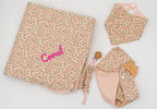 Rosa Set mit geblümter Decke und eingesticktem Namen Coral, Halstuch-Lätzchen, rosa Musselintuch mit Holz-Beißring und Schnullerkette.
