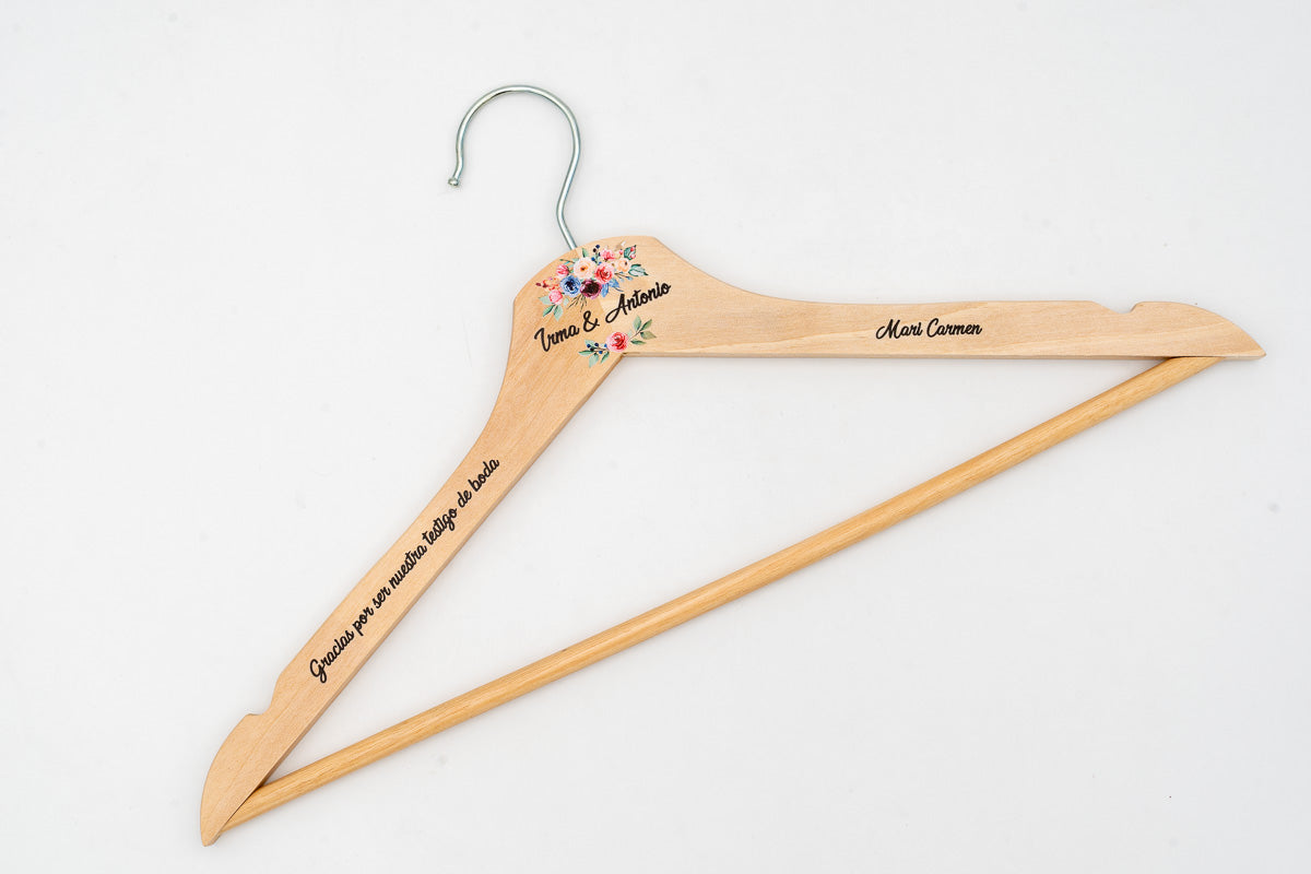 Percha de madera clara personalizada con nombres y flores, vista completa