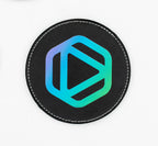 Runder schwarzer Untersetzer mit blauem und grünem geometrischem Emblem.