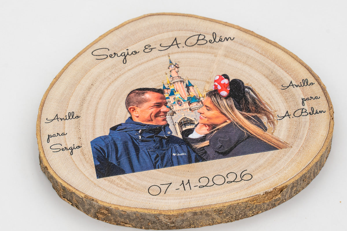 Personalisierter Ringträger aus Naturholz