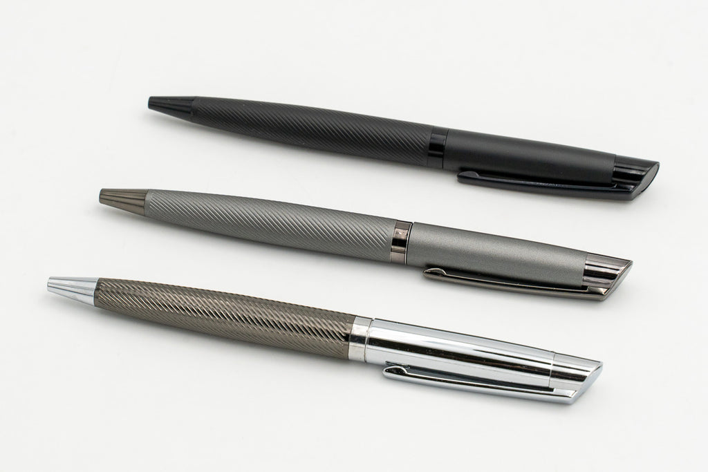 Metallkugelschreiber in Schwarz, Grau und Silber in diagonaler Ansicht.