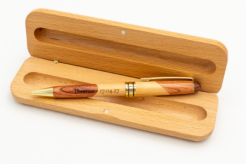 Offenes Etui mit zweifarbigem Holz-Kugelschreiber und graviertem Namen.