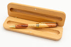 Offenes Etui mit zweifarbigem Holz-Kugelschreiber und graviertem Namen.