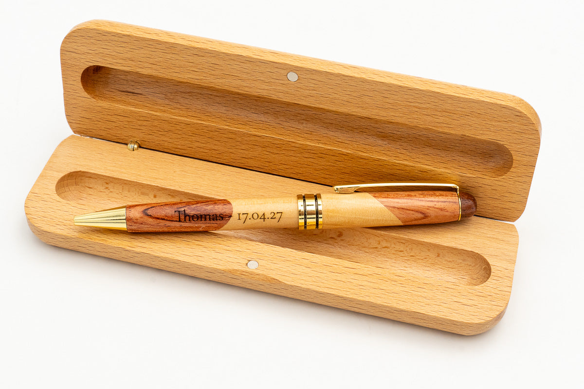 Offenes Etui mit zweifarbigem Holz-Kugelschreiber und graviertem Namen.