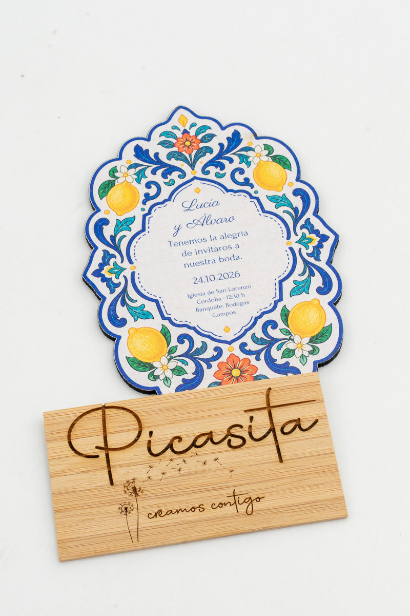 Hochzeitseinladung aus Holz mit einem Rahmen aus blauen Fliesen und Zitronen