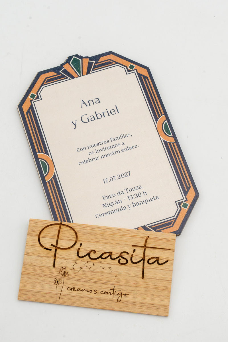 Hochzeitseinladung aus Holz mit geometrischem Rahmen im Art-déco-Stil