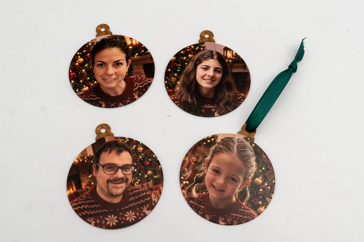 Vier runde Anhänger mit Porträts und Weihnachtspullovern.