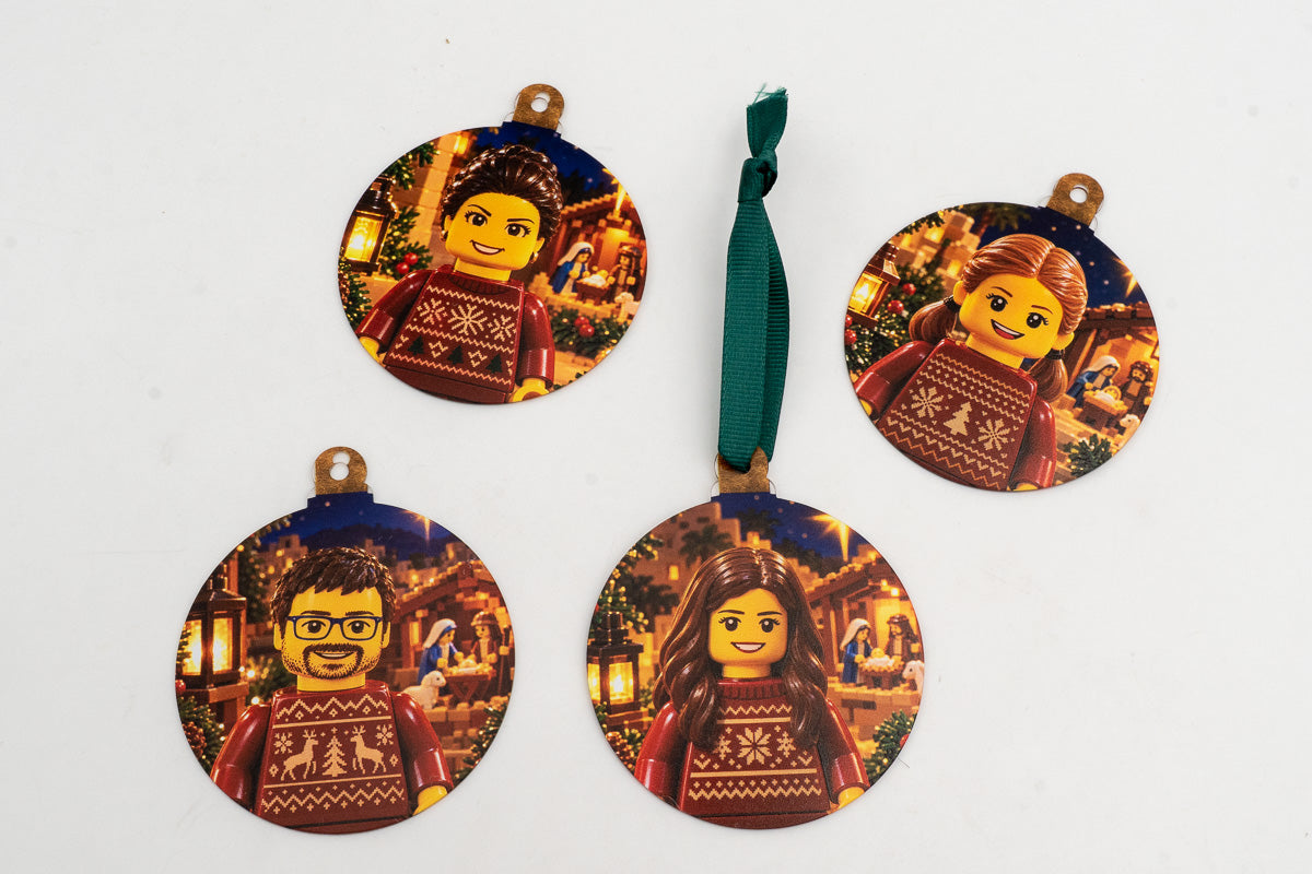 Vier flache Anhänger mit Figuren im Spielzeugbaustein-Stil und Krippenszenen.