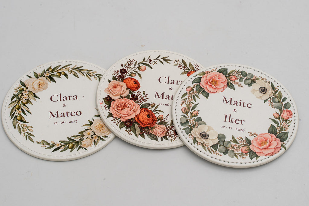 Runde weiße Untersetzer mit verschiedenen farbigen Blumenmotiven.