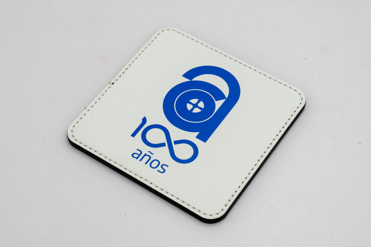 Quadratischer weißer Untersetzer mit blauem Logo zum hundertjährigen Jubiläum.