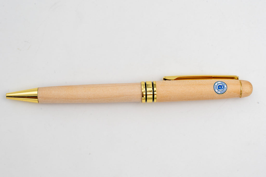 Heller Holz-Kugelschreiber mit farbigem rundem Zeichen und goldfarbenen Details.