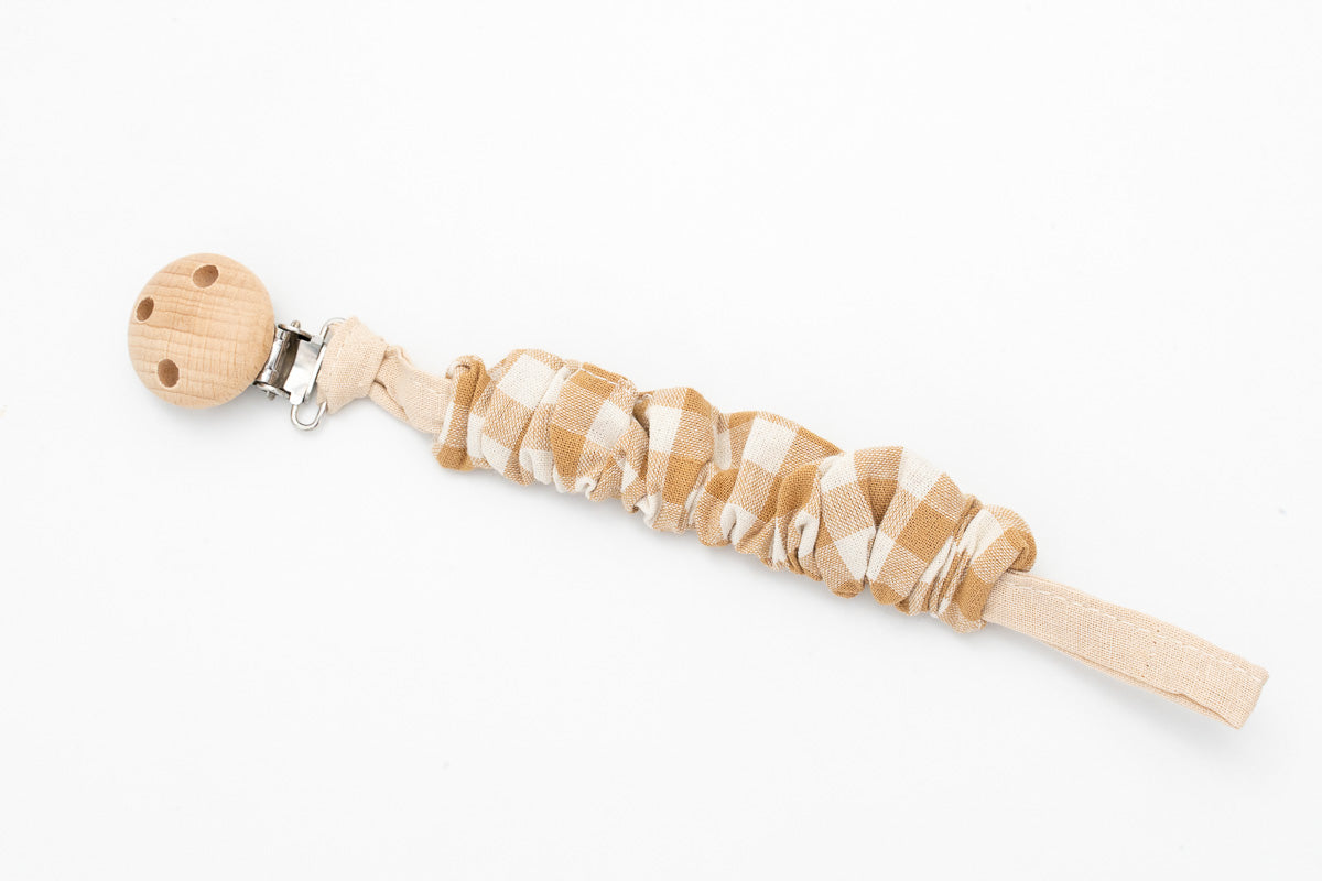 Gerafftes Schnullerband mit beigen und weißen Vichy-Karos und Holzclip