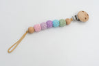 Schnullerband mit umhäkelten Perlen in Pastelltönen und Holzclip