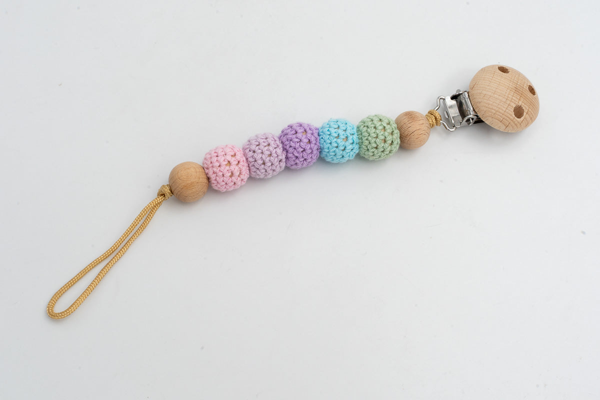Schnullerband mit umhäkelten Perlen in Pastelltönen und Holzclip