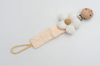 Schnullerband aus Stoff mit weißer Blume, camelfarbener Mitte und Holzclip