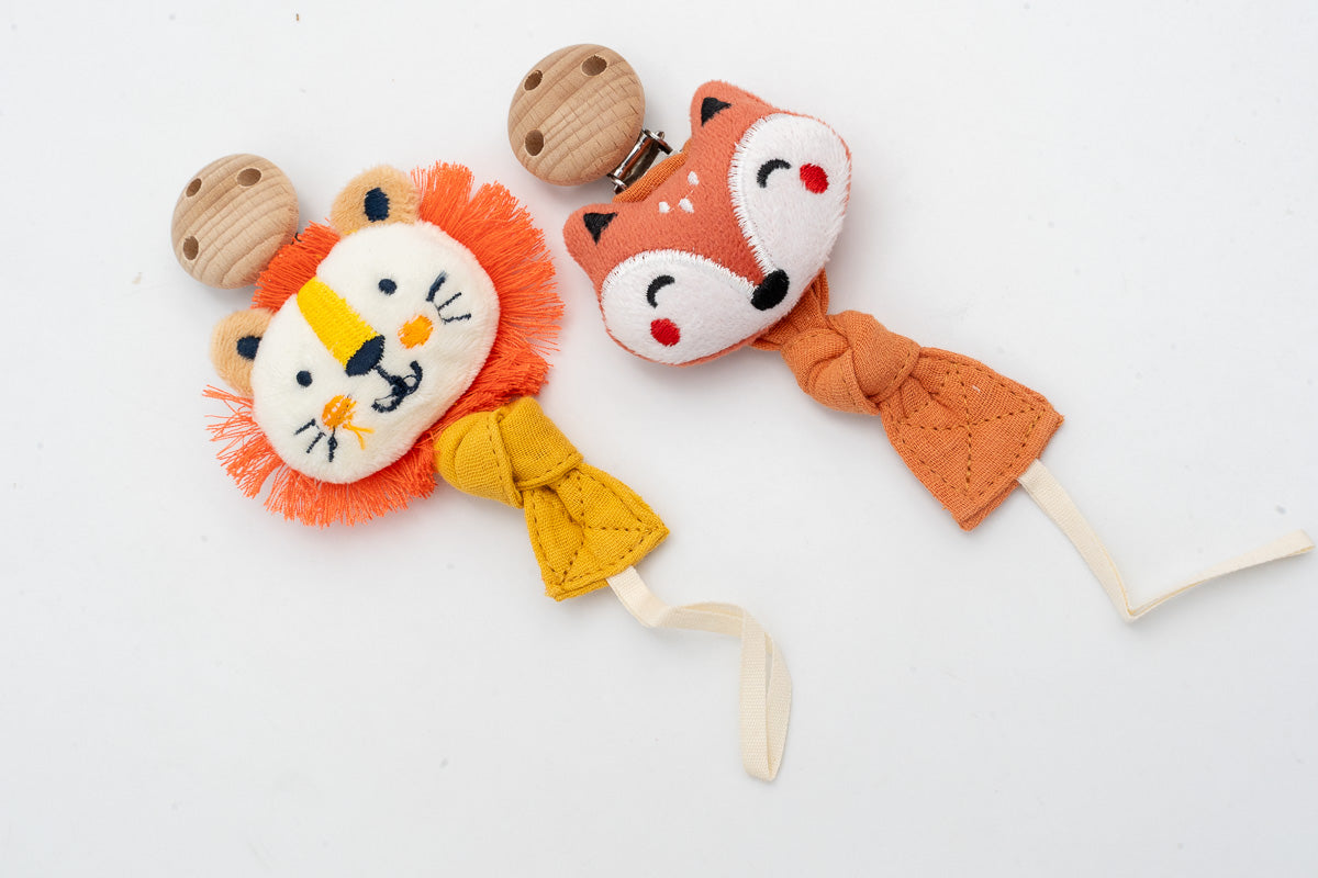 Schnullerbänder aus Stoff mit Löwen- und Fuchsgesicht und Holzclips