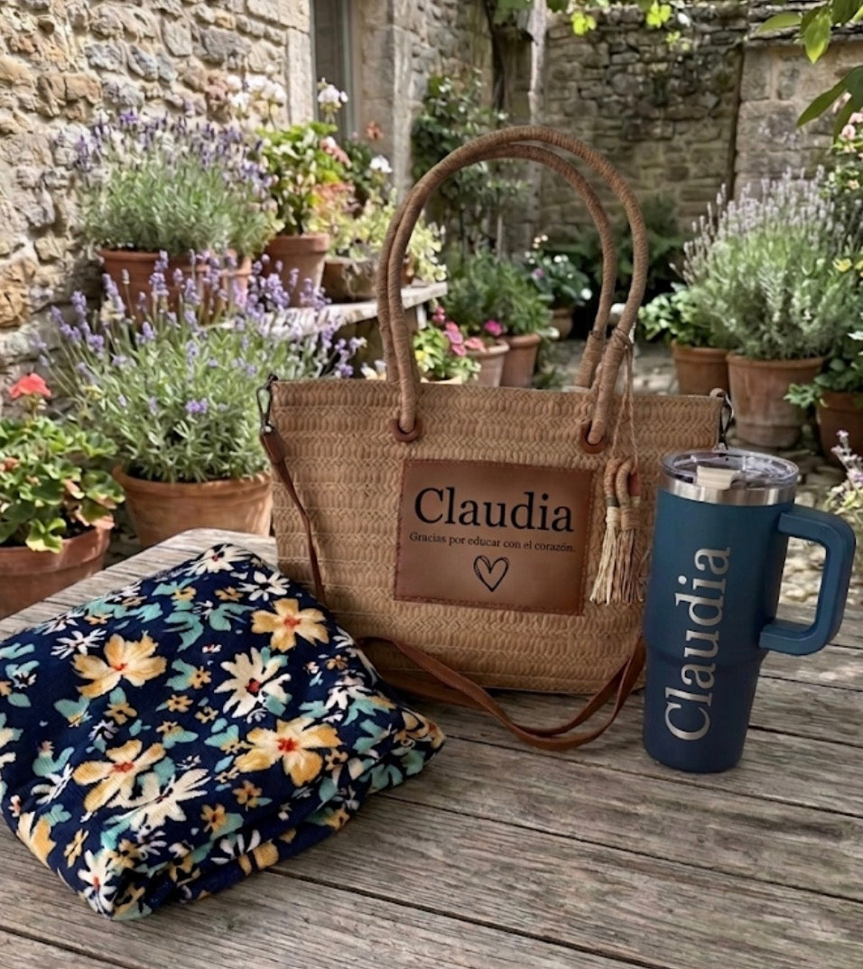 Bolso de rafia marrón con parche personalizado Claudia y botella térmica azul a juego.