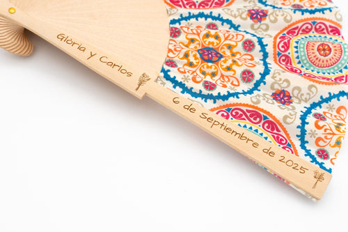 Fächer mit Stoff mit bunten Mandalas und den Namen Gloria und Carlos mit Datum in das Holz eingraviert