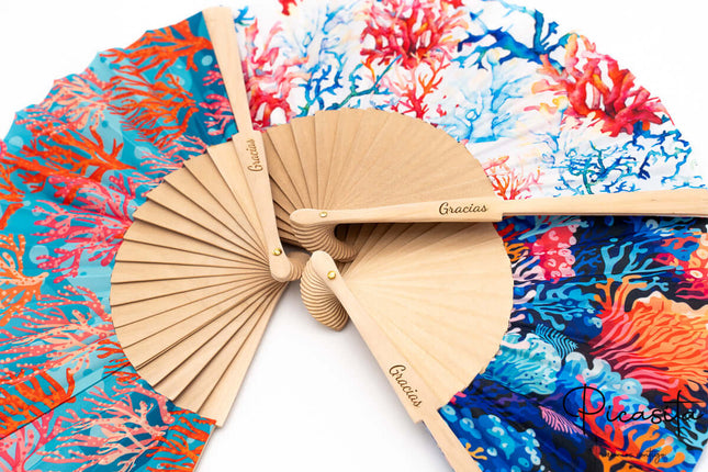 abanicos_de_madera_y_tela_estampados_coral