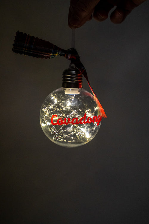 Leuchtender LED-Anhänger mit rotem Namen Covadonga und silbernen Perlen.