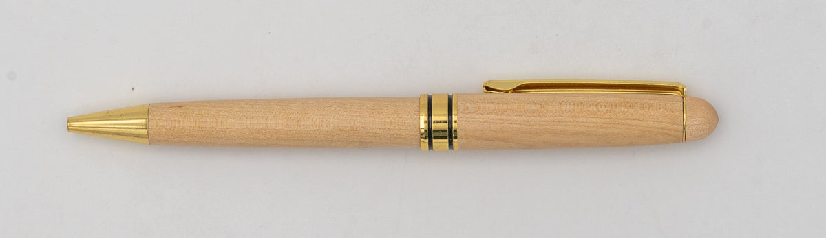 Heller Holzkugelschreiber ohne Kappe mit goldfarbener Spitze, goldfarbenem Clip und schwarzen Ringen.