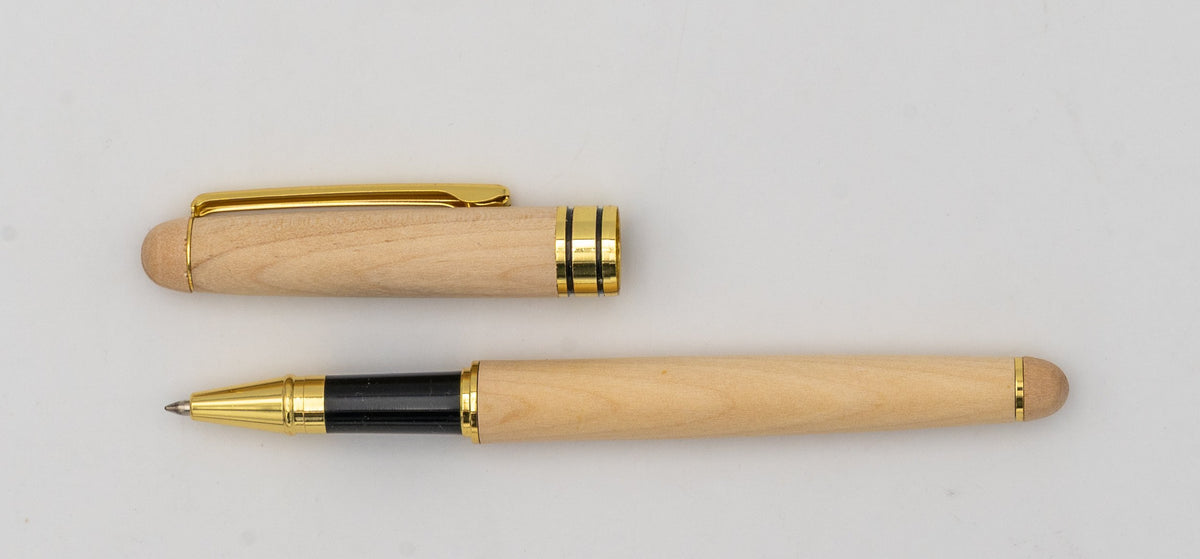 Heller Holzkugelschreiber mit abgenommener Kappe, goldfarbenem Clip und schwarzem Griffbereich.