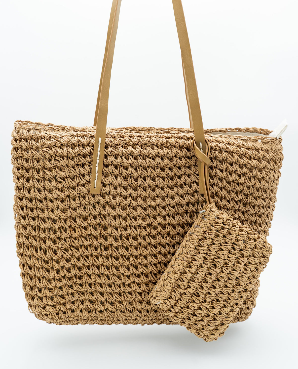 Rechteckige Tasche aus brauner Flechtfaser mit Henkeln aus PU-Leder und hängendem Mini-Etui.