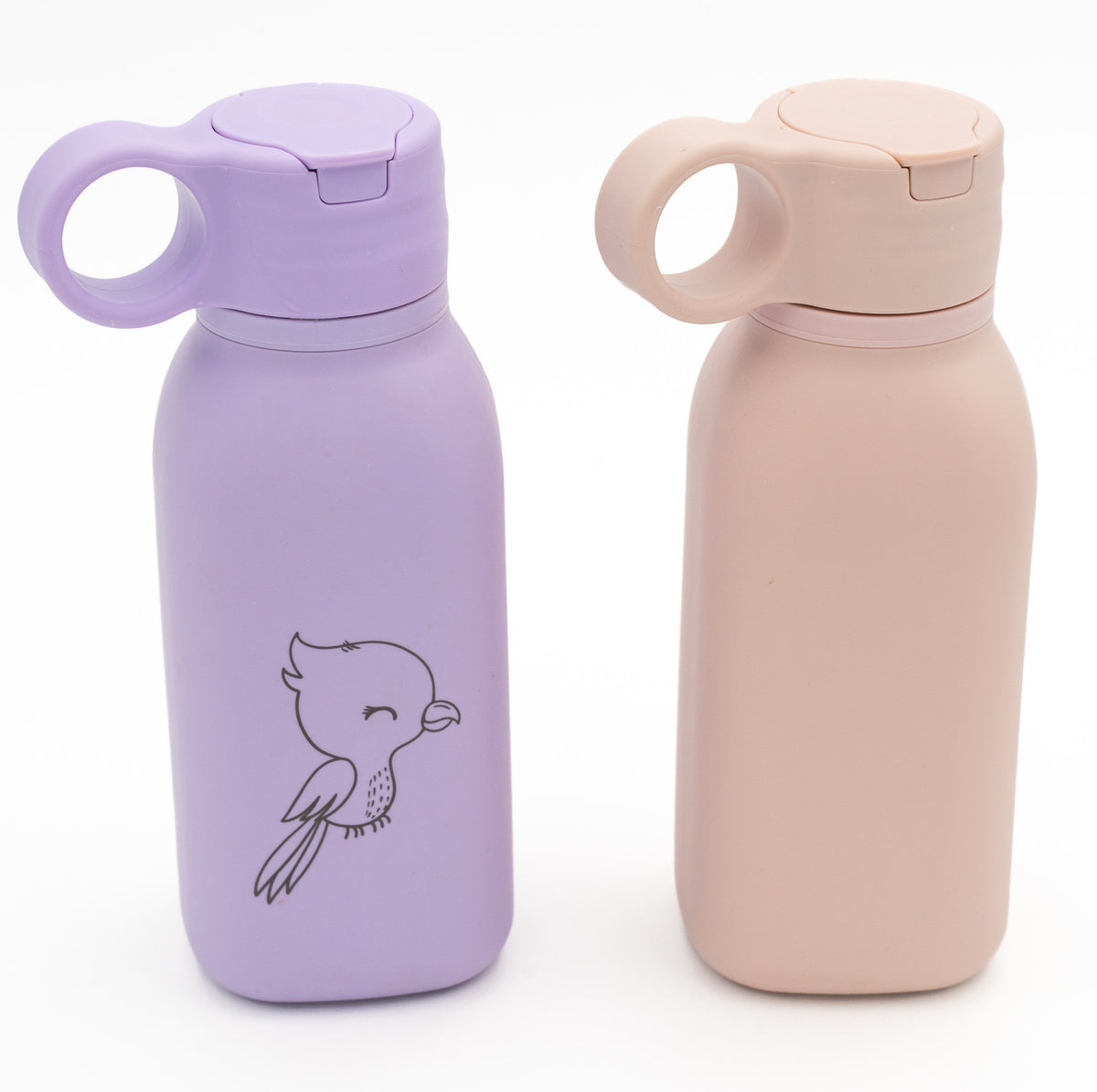 Rückseiten zweier Flaschen in Lila und Rosa mit gravierten Motiven