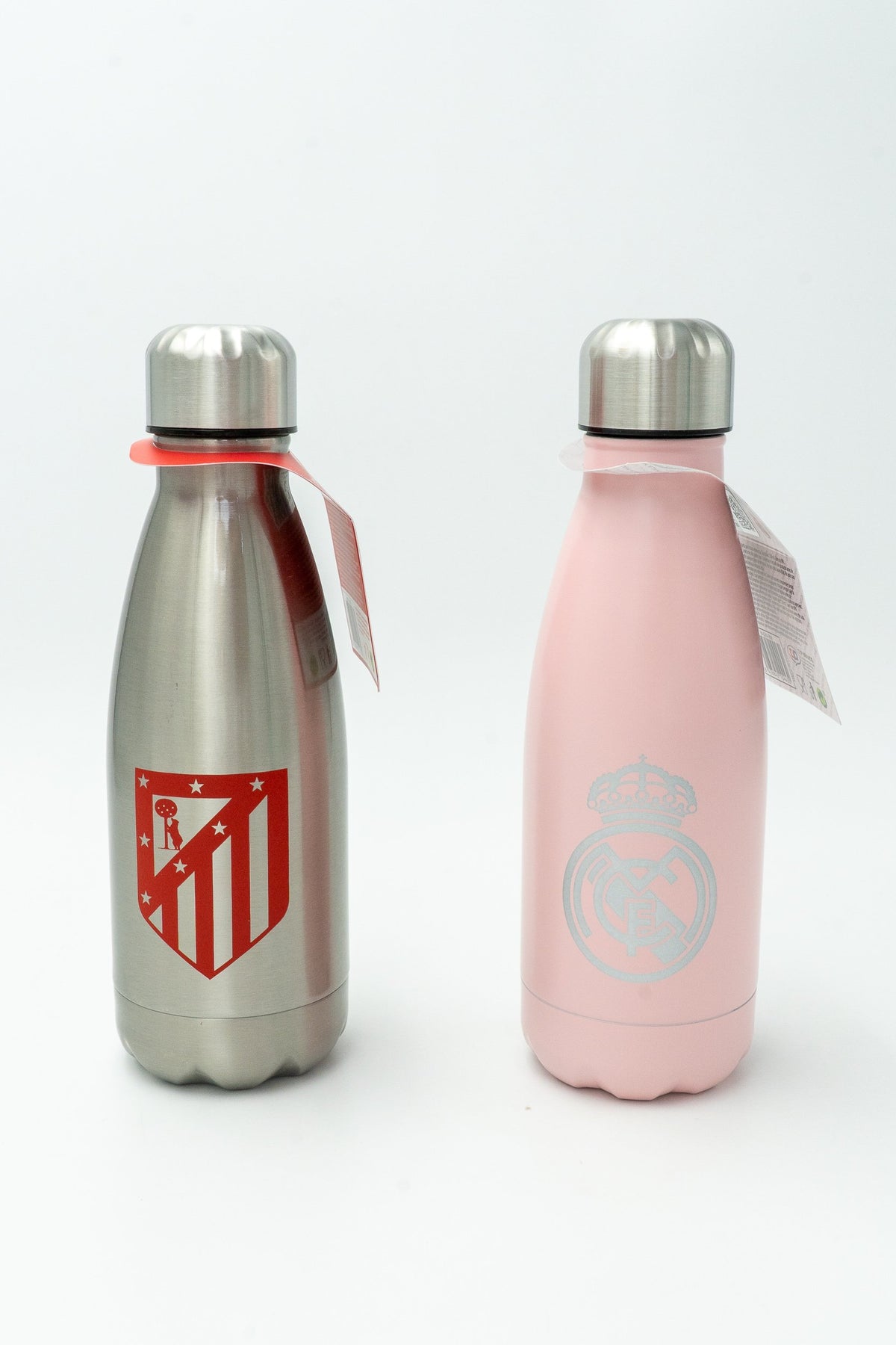 Thermosflaschen von Atlético de Madrid und Real Madrid mit ihren Wappen