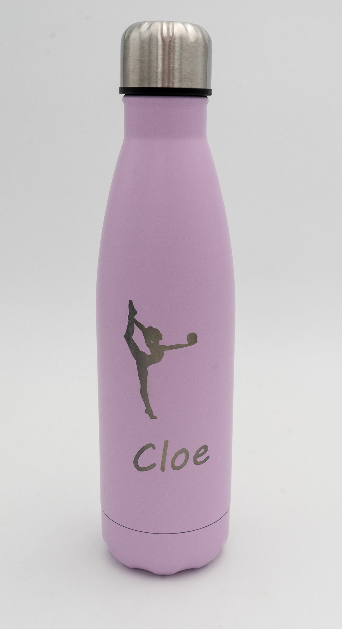 Fliederfarbene Thermosflasche mit eingravierter Turnerin-Silhouette und dem Namen Cloe