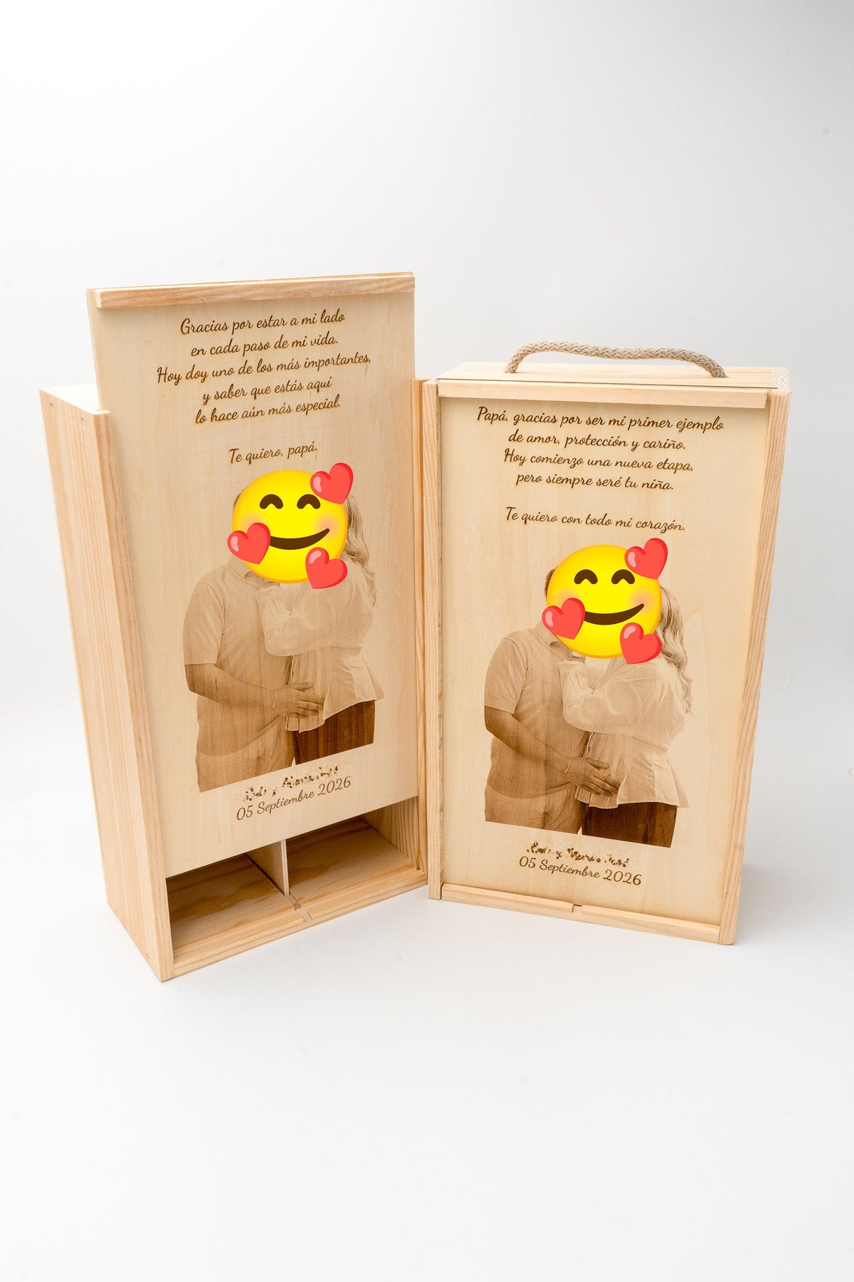 Dos cajas de botellas personalizadas de madera con fotografías, dedicatorias y fecha grabadas