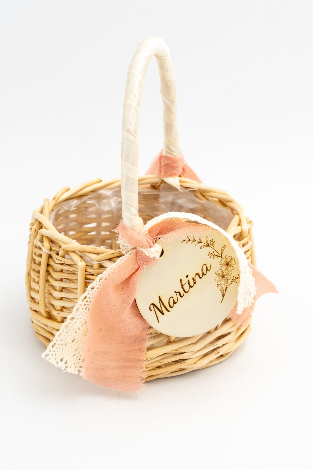 Rattankorb mit umwickeltem Henkel, pfirsichfarbener Schleife und dem Namen Martina