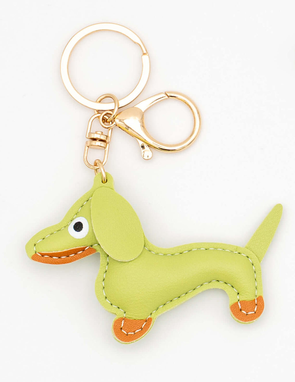Colgante decorativo de perro salchicha verde lima con anilla y mosquetón dorado.