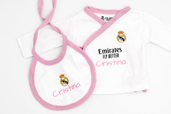 Weißes Real-Madrid-Shirt mit rosa Einfassung und dem Namen Cristina in Rosa, neben dem Lätzchen