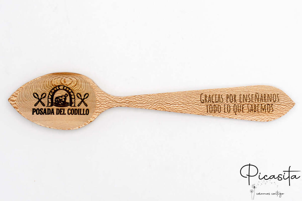 Cuchara de madera completa con mensaje de gratitud y escudo de restaurante grabado en el mango.