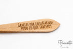 Texto conmemorativo grabado con precisión láser en la superficie plana del mango de madera.