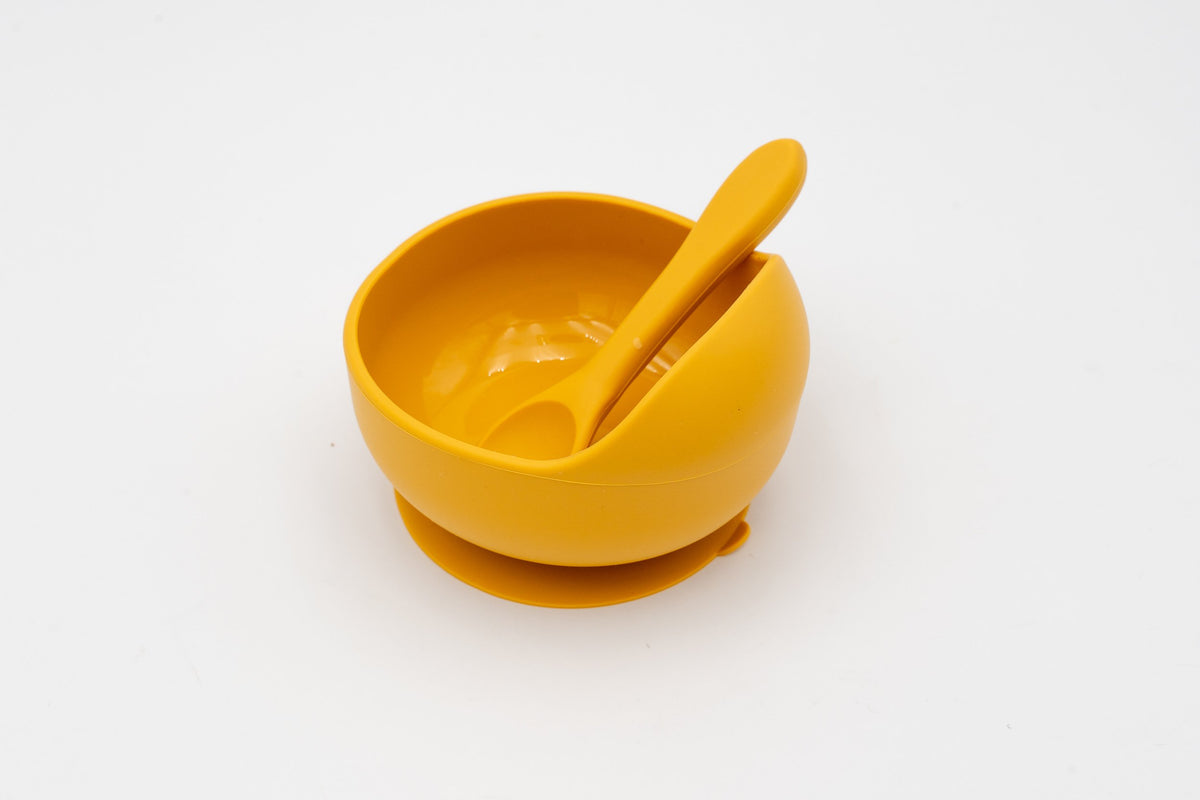 Mangofarbene Schale mit Saugnapf und Silikonlöffel