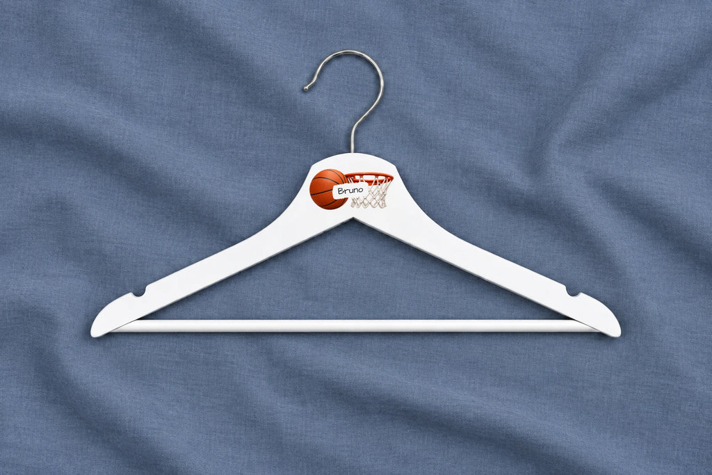 Percha deportiva infantil blanca con baloncesto y nombre Bruno sobre algodón azul liso