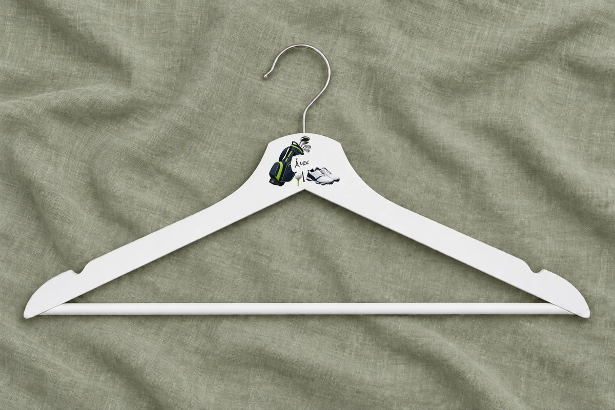 Percha deportiva adulta blanca con golf y nombre Álex sobre lino salvia