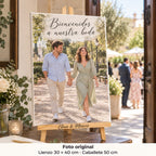Lienzo de bienvenida de boda de 30 × 40 cm con foto preboda de Elena y Marcos, sobre caballete personalizado en la entrada del restaurante.